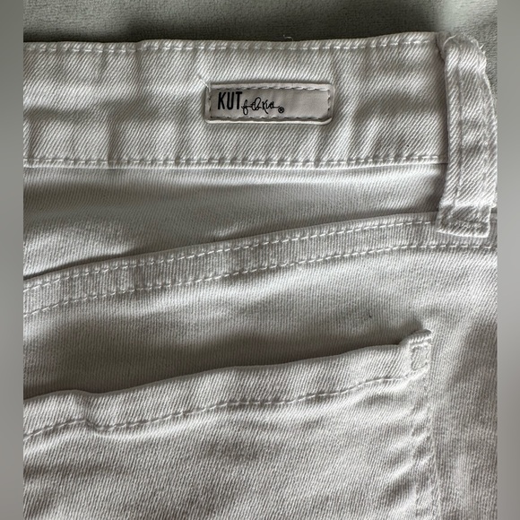 Excellent condition Kut from the Kloth White Gidget Fray Short - Size 6 - Picture 7 of 7